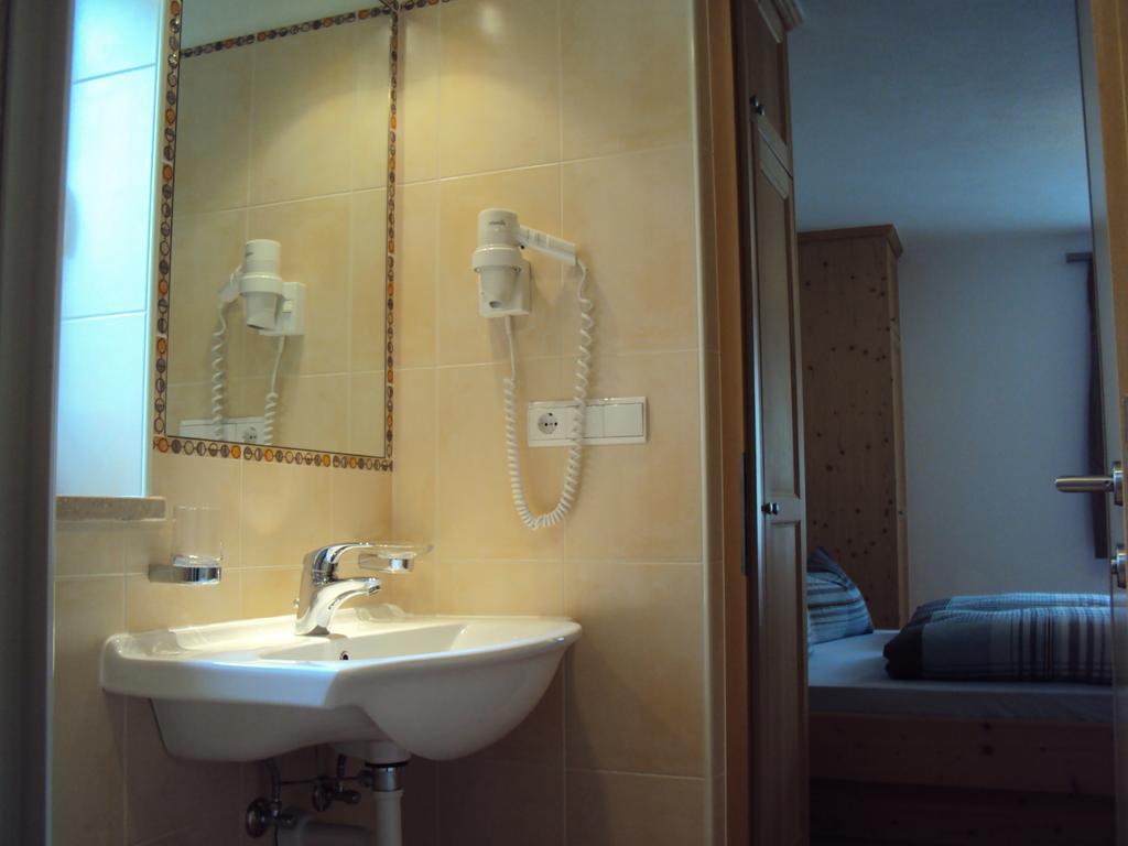 Haus Fliri Ξενοδοχείο Curon Venosta Δωμάτιο φωτογραφία
