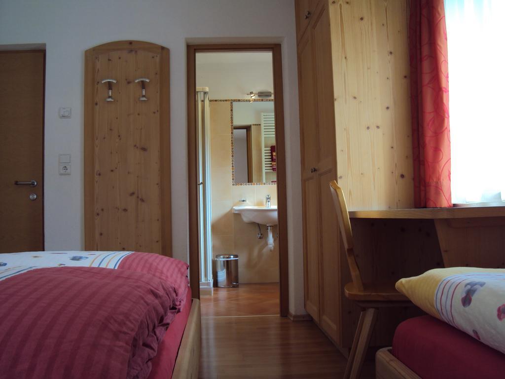 Haus Fliri Ξενοδοχείο Curon Venosta Δωμάτιο φωτογραφία